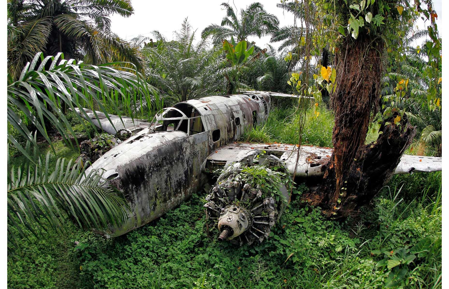 Restos de avión, pista de aterrizaje de Talasea, Papúa Nueva Guinea